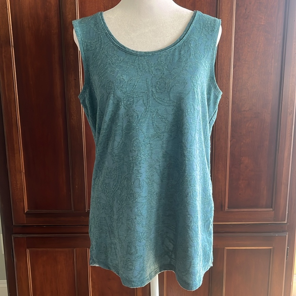 Simply Vera Vera Wang Top. Sleeveless, Raised Floral Stitch in Relaxed-Fit.